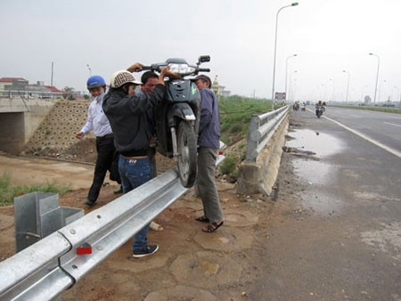 Mỗi lần “cứu hộ” ra khỏi Đại lộ phải trả 40.000 đồng. Mỗi lần “cứu hộ” ra khỏi Đại lộ phải trả 40.000 đồng.