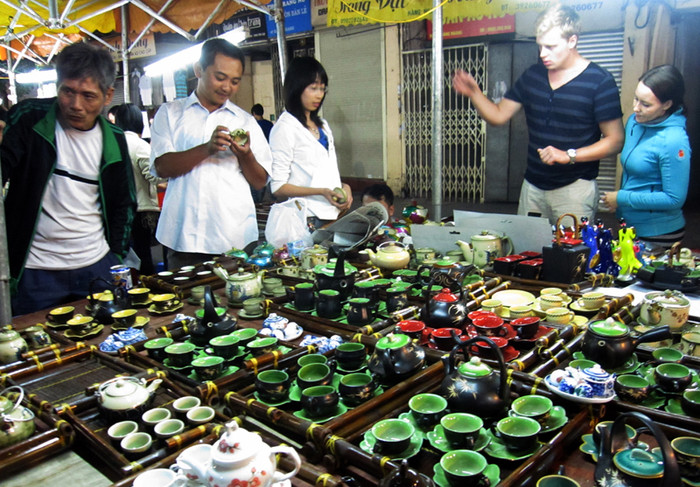 Hoặc là những vị khách nước ngoài cảm thấy thích thú ngắm nhìn và mua hàng. Hoặc là những vị khách nước ngoài cảm thấy thích thú ngắm nhìn và mua hàng.