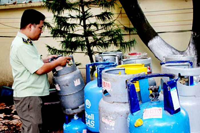 3. Người tiêu dùng, khi gọi gas thường không chú ý đến các đặc tính an toàn và hạn sử dụng của vỏ bình hay thương hiệu mà chỉ gọi gas theo thói quen về màu sắc như bình xám, bình xanh, bình đỏ… tạo điều kiện cho các đối tượng kinh doanh gas giả bán hàng kém chất lượng, không an toàn. Đây là một trong những nguyên nhân chính gây ra các vụ nổ do rò rỉ khí gas gần đây, ảnh hưởng đến tính mạng con người và gây thiệt hại vật chất lớn. 3. Người tiêu dùng, khi gọi gas thường không chú ý đến các đặc tính an toàn và hạn sử dụng của vỏ bình hay thương hiệu mà chỉ gọi gas theo thói quen về màu sắc như bình xám, bình xanh, bình đỏ… tạo điều kiện cho các đối tượng kinh doanh gas giả bán hàng kém chất lượng, không an toàn. Đây là một trong những nguyên nhân chính gây ra các vụ nổ do rò rỉ khí gas gần đây, ảnh hưởng đến tính mạng con người và gây thiệt hại vật chất lớn.