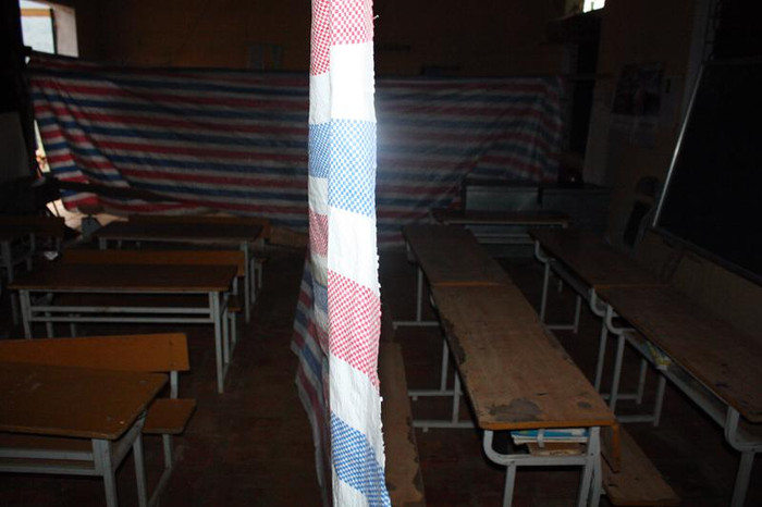 Điểm trường có 22 em khối mầm non và 33 em tiểu học, nhưng phải mượn tạm hội trường và nhà văn hóa của bản để làm lớp học. Điểm trường có 22 em khối mầm non và 33 em tiểu học, nhưng phải mượn tạm hội trường và nhà văn hóa của bản để làm lớp học.