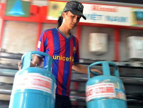 Tại Hà Nội, nhiều người Hà Nội đi thay bình, dây gas mới hoặc sẵn sàng bỏ tiền ra để đầu tư một chiếc bếp gas khác để đảm bảo an toàn ở mức tốt nhất. Tại TP HCM, nhiều bà nội trợ cũng đã vội gọi điện đến các đại lý gas để yêu cầu kiểm tra bởi nhiều năm qua chưa thay ống dẫn gas cho bếp. Tại Hà Nội, nhiều người Hà Nội đi thay bình, dây gas mới hoặc sẵn sàng bỏ tiền ra để đầu tư một chiếc bếp gas khác để đảm bảo an toàn ở mức tốt nhất. Tại TP HCM, nhiều bà nội trợ cũng đã vội gọi điện đến các đại lý gas để yêu cầu kiểm tra bởi nhiều năm qua chưa thay ống dẫn gas cho bếp.