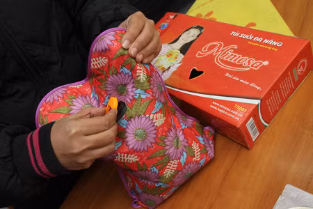 Với tính năng giữ ấm và phương thức sử dụng đơn giản, bắt đầu từ 2 năm trước, phong trào dùng túi sưởi đã bắt đầu nở rộ.