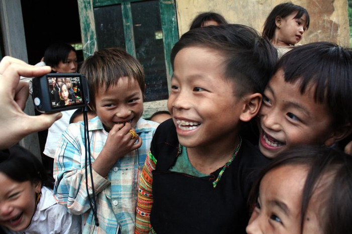 Thích thú khi được chụp ảnh và xem lại hình ảnh của mình cùng bạn bè trên máy ảnh. Thích thú khi được chụp ảnh và xem lại hình ảnh của mình cùng bạn bè trên máy ảnh.