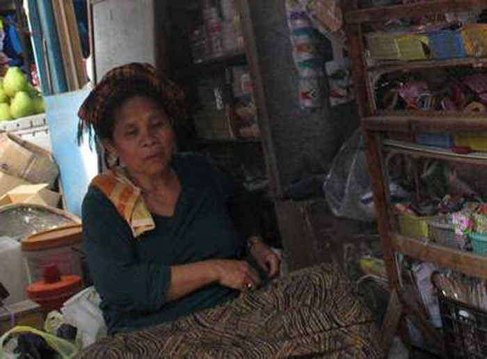 Tuy nhiên, tất cả các vị khách tới đây đều được lang băm bốc cùng một thang thuốc. Giá bán một thang thuốc của “thầy” không hề rẻ, song trong thang thuốc cũng chỉ gồm mấy miếng cam thảo, mấy lát quy, thục… còn lại thì toàn những loại rễ cây “bí truyền”. Khi đem thang thuốc mua được cho một lương y có thâm niên trong nghề xem thì ông cũng không nhận biết được những vị thuốc “lạ” trong thang thuốc này.