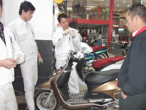 Nhân viên của cửa hàng Honda khuyên người tiêu dùng nên kiểm tra xe trước khi sử dụng. Nhân viên của cửa hàng Honda khuyên người tiêu dùng nên kiểm tra xe trước khi sử dụng.