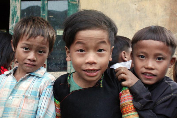 Phải mất một lúc lâu, khi đã quen với sự có mặt của đoàn, những ánh mắt sợ sệt và khép nép mới không còn nữa. Phải mất một lúc lâu, khi đã quen với sự có mặt của đoàn, những ánh mắt sợ sệt và khép nép mới không còn nữa.