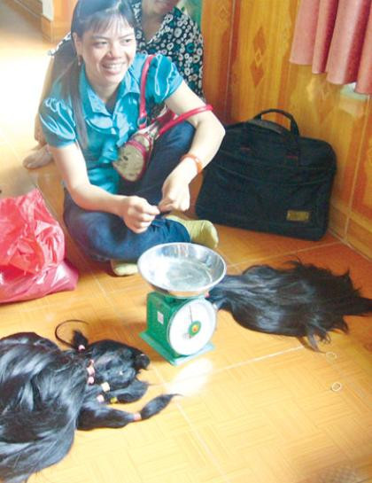 Giá cả mỗi bộ tóc tùy thuộc vào độ dài, độ vuông mà quyết định. Một kg tóc dài trên 70cm có giá từ 3 - 4 triệu đồng; tóc rối khoảng 1,2 - 1,4 triệu đồng. Tại hai làng thu mua tóc lớn nhất Việt Nam là Thiệu Tổ (Vĩnh Phúc) và Bình An (Bắc Ninh), không ít người đã giàu lên từ cái nghề buôn bán tóc này. Giá cả mỗi bộ tóc tùy thuộc vào độ dài, độ vuông mà quyết định. Một kg tóc dài trên 70cm có giá từ 3 - 4 triệu đồng; tóc rối khoảng 1,2 - 1,4 triệu đồng. Tại hai làng thu mua tóc lớn nhất Việt Nam là Thiệu Tổ (Vĩnh Phúc) và Bình An (Bắc Ninh), không ít người đã giàu lên từ cái nghề buôn bán tóc này.