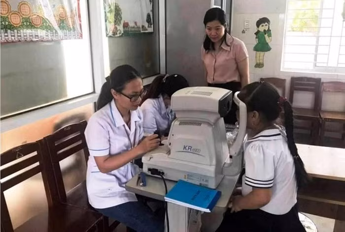 Tham gia bảo hiểm y tế, học sinh được chăm sóc sức khỏe chu đáo, định kỳ. Ảnh: AN