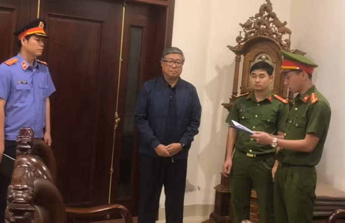 Cơ quan công an đọc lệnh bắt giam ông Đoàn Quang Vinh. Ảnh: AN