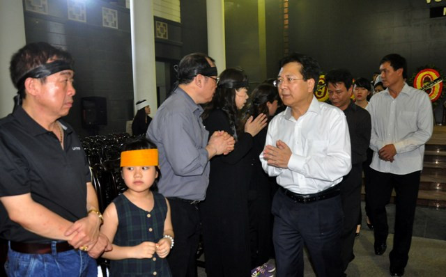 Thứ trưởng Bộ văn hóa thể thao và du lịch tới chia buồn cùng gia đình nghệ sĩ