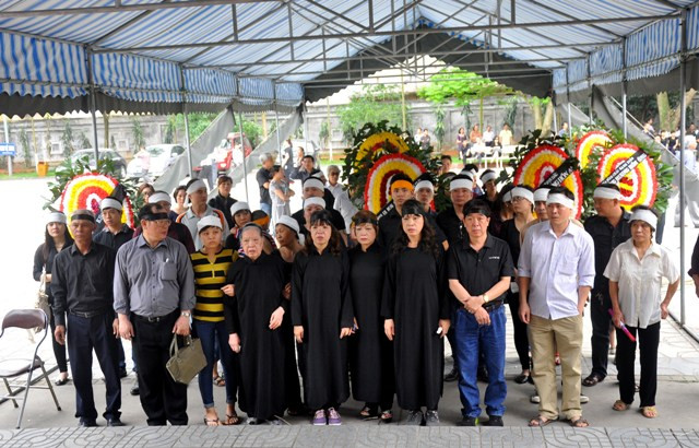 Người thân thẫn thờ, cạn nước mắt trước sự ra đi của NSND Trịnh Thịnh.