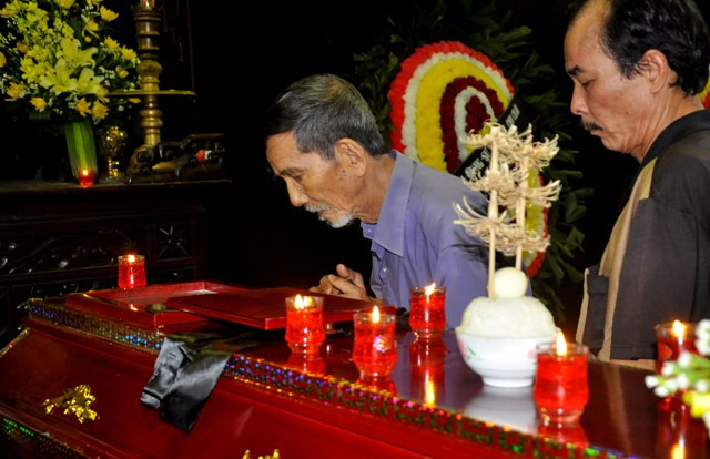 Nghệ sĩ Trần Hạnh nhìn mặt người anh, người đồng nghiệp lần cuối.