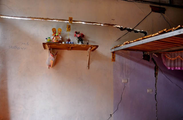 Những vết nứt gãy cắt đôi nhà khiến người dân hoang mang, lo lắng.