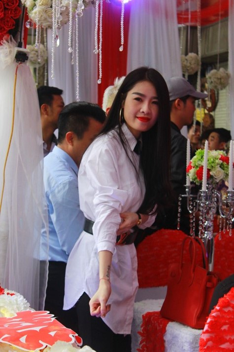 ...Quế Vân cùng Tuấn Hưng sang nhà gái đón dâu.