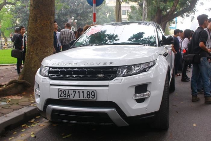 Hơn 15h, Tuấn Hưng và cả gia đình lên đường sang nhà gái đón dâu.