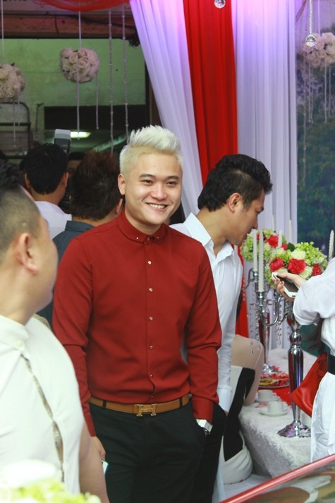 Ca sĩ Vũ Duy Khánh có mặt tại nhà Tuấn Hưng từ khá sớm.