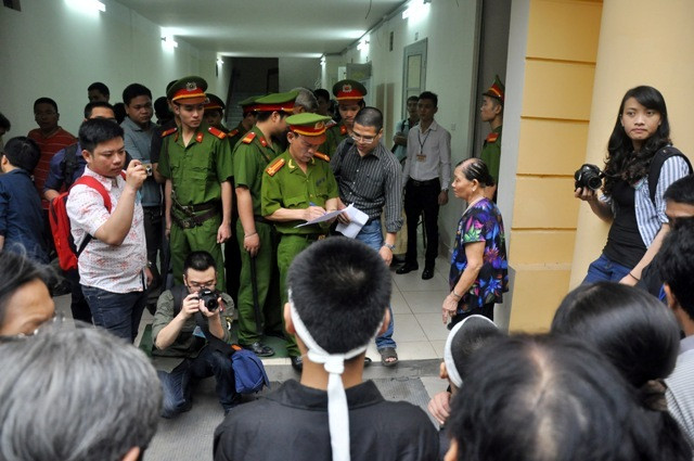 Người nhà nạn nhân phải qua sự kiểm tra trước khi vào dự phiên tòa.