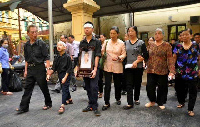 Di ảnh của chị Huyền cũng được 2 người con và người thân mang tới phiên tòa.