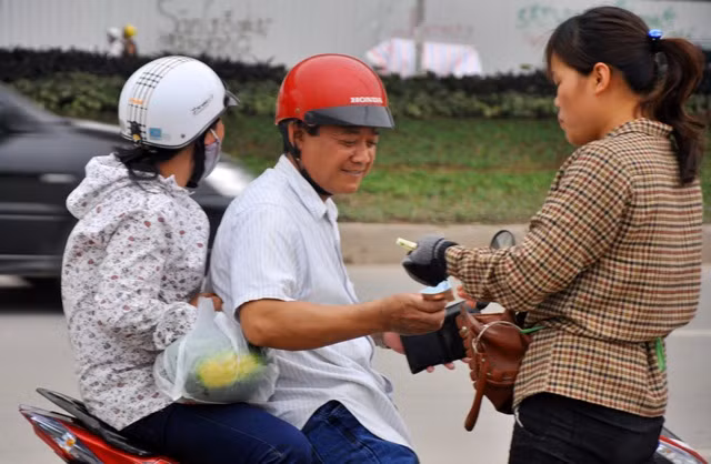 Bán dưa hấu ở đường Nguyễn Xiển trong mấy ngày qua, chị Nguyễn Thị Hiền (28 tuổi, quê ở Yên Mỹ, Hưng Yên) cho biết, mỗi ngày chị bán được khoảng 2 tạ dưa. Điều này cũng đủ để nói sức tiêu thụ dưa hấu của người Hà Nội.