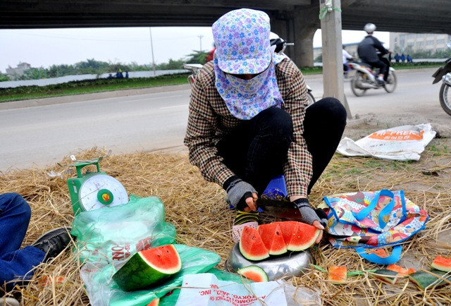 Cũng theo chị Hiền, 10.000 đồng/ kg dưa hấu là không cao và người mua có thể chọn lựa tùy ý. Cũng theo chị Hiền, 10.000 đồng/ kg dưa hấu là không cao và người mua có thể chọn lựa tùy ý.