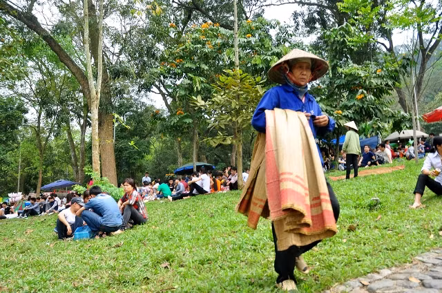 Lượng du khách về Đền Hùng đông là cơ hội tốt để các dịch vụ cho thuê chiếu, hàng rong… tung hoành. Cho thuê chiếu với giá 20.000 đồng/ giờ.