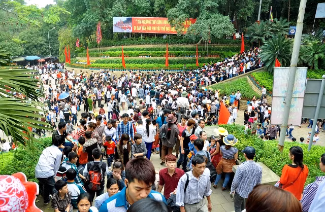 Mỗi ngày, hàng vạn người không phân biệt tuổi tác, tầng lớp, vùng miền… đã tập trung về vùng đất linh thiêng này.