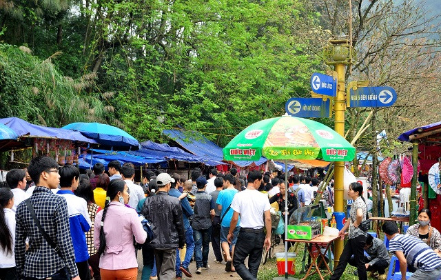 Với mỗi người dân về dâng hương ở Đền Hùng đều muốn thể hiện truyền thống đạo lý “Uống nước nhớ nguồn”, biết ơn sâu sắc các Vua Hùng và các bậc tiền nhân đã có công dựng nước và giữ nước; củng cố khối đại đoàn kết toàn dân trong xây dựng và bảo vệ Tổ quốc Việt Nam. Với mỗi người dân về dâng hương ở Đền Hùng đều muốn thể hiện truyền thống đạo lý “Uống nước nhớ nguồn”, biết ơn sâu sắc các Vua Hùng và các bậc tiền nhân đã có công dựng nước và giữ nước; củng cố khối đại đoàn kết toàn dân trong xây dựng và bảo vệ Tổ quốc Việt Nam.