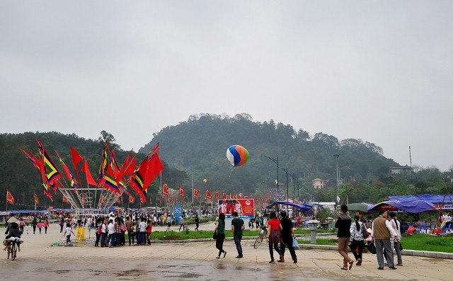 Du khách thập phương đã về dâng hương và ngoạn cảnh nơi đất Tổ từ những ngày đầu tháng 3 âm lịch. Càng gần tới ngày giỗ Tổ Hùng Vương, lượng người càng đông. Du khách thập phương đã về dâng hương và ngoạn cảnh nơi đất Tổ từ những ngày đầu tháng 3 âm lịch. Càng gần tới ngày giỗ Tổ Hùng Vương, lượng người càng đông.