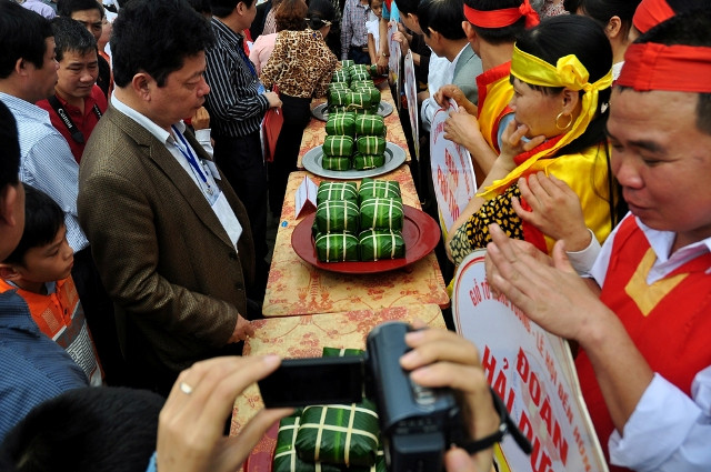 Cũng như lễ hội Đền Hùng nhiều năm trước, năm Giáp Ngọ này nhiều hoạt động phong như: Hội thi gói, nấu bánh chương và giã bánh dày, Liên hoan hát Xoan, hội thi bơi chải, triển lãm, tổ chức các hoạt động thể thao quần chúng… cũng diễn ra. Cũng như lễ hội Đền Hùng nhiều năm trước, năm Giáp Ngọ này nhiều hoạt động phong như: Hội thi gói, nấu bánh chương và giã bánh dày, Liên hoan hát Xoan, hội thi bơi chải, triển lãm, tổ chức các hoạt động thể thao quần chúng… cũng diễn ra.