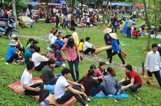 Mặc dù ban tổ chức đã thắt chặt an ninh trật tự ở khu lễ hội Đền Hùng nhưng nhiều hình ảnh chưa đẹp vẫn xuất hiện. Mặc dù ban tổ chức đã thắt chặt an ninh trật tự ở khu lễ hội Đền Hùng nhưng nhiều hình ảnh chưa đẹp vẫn xuất hiện.