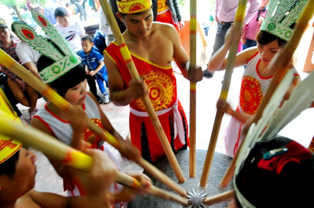 Các hoạt động văn hóa dân gian như đưa du khách thập phương tới một không gian văn hóa của dân tộc Việt. Rất đặc trưng và gần gũi. Các hoạt động văn hóa dân gian như đưa du khách thập phương tới một không gian văn hóa của dân tộc Việt. Rất đặc trưng và gần gũi.