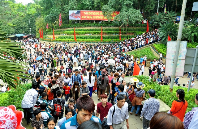 Mỗi ngày, hàng vạn người không phân biệt tuổi tác, tầng lớp, vùng miền… đã tập trung về vùng đất linh thiêng này. Mỗi ngày, hàng vạn người không phân biệt tuổi tác, tầng lớp, vùng miền… đã tập trung về vùng đất linh thiêng này.