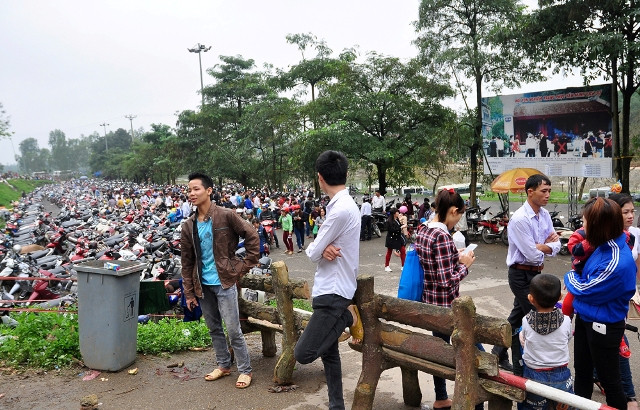 Bãi đỗ xe cũng quá tải dù chưa đúng ngày Giỗ Tổ Hùng Vương… Bãi đỗ xe cũng quá tải dù chưa đúng ngày Giỗ Tổ Hùng Vương…