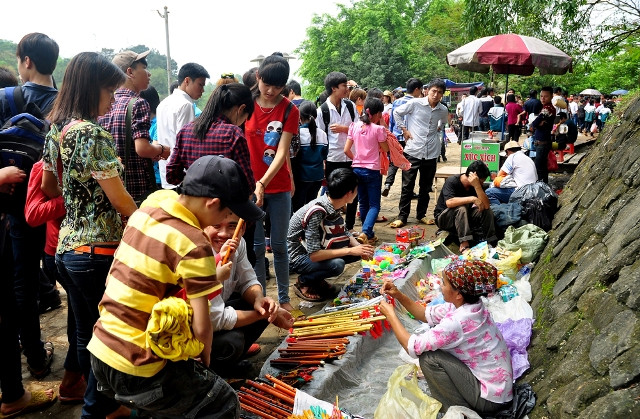 Hàng rong vẫn còn trải dài bên vệ đường nơi dòng người đi lại tấp nập. Hàng rong vẫn còn trải dài bên vệ đường nơi dòng người đi lại tấp nập.