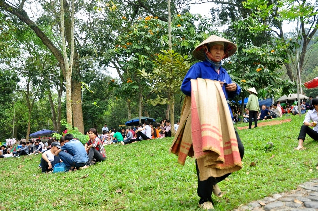 Lượng du khách về Đền Hùng đông là cơ hội tốt để các dịch vụ cho thuê chiếu, hàng rong… tung hoành. Cho thuê chiếu với giá 20.000 đồng/ giờ. Lượng du khách về Đền Hùng đông là cơ hội tốt để các dịch vụ cho thuê chiếu, hàng rong… tung hoành. Cho thuê chiếu với giá 20.000 đồng/ giờ.