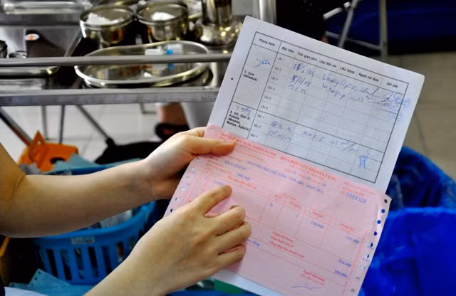 Trước khi tiêm thuốc, các bác sĩ thường chỉ cho các phụ huynh về loại thuốc tiêm chủng để mọi người nắm bắt được.