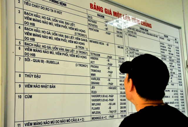 Nhiều gia đình có trẻ nhỏ đã nhanh chóng đưa trẻ tới các cơ sở tiêm chủng để tiêm vaccine ngừa sởi. Điều này, dẫn tới tình trạng khan hiếm vaccine, nhất là dẫn tới tình trạng quá tải ở các điểm tiêm chủng trên địa bàn TP Hà Nội. Nhiều gia đình có trẻ nhỏ đã nhanh chóng đưa trẻ tới các cơ sở tiêm chủng để tiêm vaccine ngừa sởi. Điều này, dẫn tới tình trạng khan hiếm vaccine, nhất là dẫn tới tình trạng quá tải ở các điểm tiêm chủng trên địa bàn TP Hà Nội.