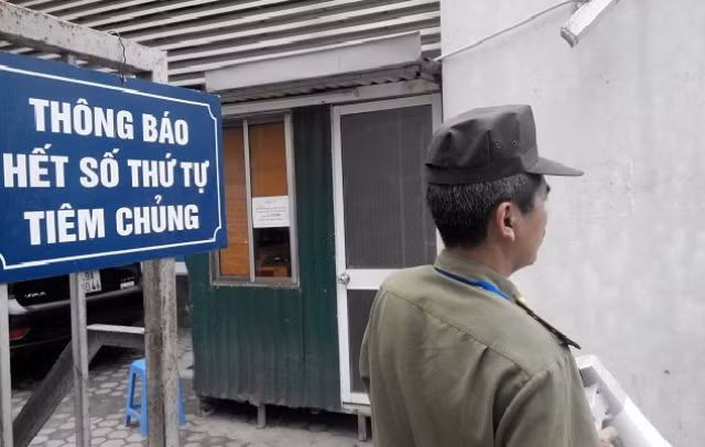 Do lượng thuốc và nhân viên y tế trong Trung tâm y tế dự phòng có hạn mà số lượng người có nhu cầu tiêm chủng rất đông. Chỉ sau 30 phút mở cửa mỗi buổi thì số thứ tự tiêm chủng đã hết. Nhiều người phải ra về và đợi sang ngày sau.