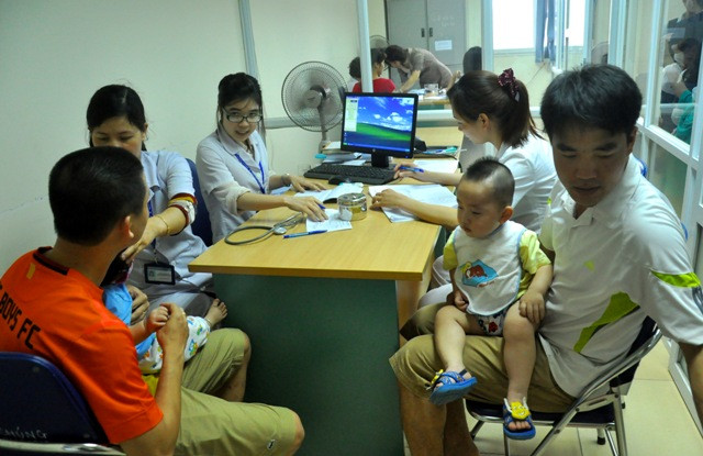 Các nhân viên y tế phải làm việc rất vất vả trong nhiều tuần qua. Theo anh Nguyễn Hoàng Vũ Hoàng, khoa kiểm soát bệnh truyền nhiễm tại Trung tâm Y tế dự phòng Hà Nội cho biết, ca sáng Trung tâm tiếp nhận 300 số tiêm chủng và buổi chiều là 250 số khác nữa. Các nhân viên y tế phải làm việc rất vất vả trong nhiều tuần qua. Theo anh Nguyễn Hoàng Vũ Hoàng, khoa kiểm soát bệnh truyền nhiễm tại Trung tâm Y tế dự phòng Hà Nội cho biết, ca sáng Trung tâm tiếp nhận 300 số tiêm chủng và buổi chiều là 250 số khác nữa.