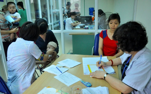 Theo các nhân viên y tế ở Trung tâm Y tế dự phòng cho biết, nhiều phụ huynh, kể cả ở các huyện ngoại thành cũng đưa con nhỏ tới tiêm chủng, chủ yếu là vaccine sởi. Ngoài ra còn có các trường hợp tiêm chủng thủy đậu, cúm. Theo các nhân viên y tế ở Trung tâm Y tế dự phòng cho biết, nhiều phụ huynh, kể cả ở các huyện ngoại thành cũng đưa con nhỏ tới tiêm chủng, chủ yếu là vaccine sởi. Ngoài ra còn có các trường hợp tiêm chủng thủy đậu, cúm.