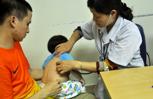 Theo cán bộ Trung tâm Y tế cho biết, vaccine sởi là loại nằm trong Chương trình tiêm chủng quốc gia nên không bị thiếu. Còn riêng vaccine thủy đậu là dịch vụ, hơn nữa loại vaccine này phải nhập ngoại nên giá khá đắt. Theo cán bộ Trung tâm Y tế cho biết, vaccine sởi là loại nằm trong Chương trình tiêm chủng quốc gia nên không bị thiếu. Còn riêng vaccine thủy đậu là dịch vụ, hơn nữa loại vaccine này phải nhập ngoại nên giá khá đắt.