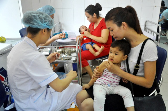 Tâm lý lo lắng trước bệnh sởi có thể bùng phát nguy hiểm là tâm trạng chung của tất cả các phụ huynh đưa con tiêm phòng trong dịp này. Tâm lý lo lắng trước bệnh sởi có thể bùng phát nguy hiểm là tâm trạng chung của tất cả các phụ huynh đưa con tiêm phòng trong dịp này.