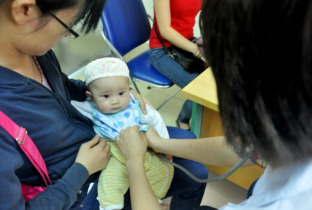 Các bác sĩ đang đo nhiệt độ, hỏi tiền sử dị ứng, các mũi tiêm trước, sức khỏe hiện tại (nếu trẻ đang sốt hoặc đang nhiễm trùng cấp tính thì hoãn tiêm lần này) trước khi hướng dẫn tiêm loại thuốc nào cho các bé. Các bác sĩ đang đo nhiệt độ, hỏi tiền sử dị ứng, các mũi tiêm trước, sức khỏe hiện tại (nếu trẻ đang sốt hoặc đang nhiễm trùng cấp tính thì hoãn tiêm lần này) trước khi hướng dẫn tiêm loại thuốc nào cho các bé.