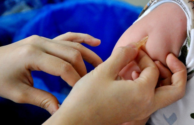 Tại Trung tâm Y tế dự phòng này, hàng ngày các bác sĩ phải khám và tiêm cho khoảng hơn 500 trẻ tới tiêm phòng các loại vaccine, trong đó số đông trẻ này là tiêm phòng sởi. Tại Trung tâm Y tế dự phòng này, hàng ngày các bác sĩ phải khám và tiêm cho khoảng hơn 500 trẻ tới tiêm phòng các loại vaccine, trong đó số đông trẻ này là tiêm phòng sởi.