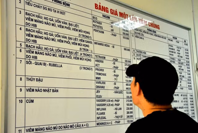 Nhiều gia đình có trẻ nhỏ đã nhanh chóng đưa trẻ tới các cơ sở tiêm chủng để tiêm vaccine ngừa sởi. Điều này, dẫn tới tình trạng khan hiếm vaccine, nhất là dẫn tới tình trạng quá tải ở các điểm tiêm chủng trên địa bàn TP Hà Nội.