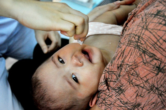 “Lợi ích của tiêm chủng là làm giảm đáng kể tỷ lệ mắc và tử vong do các bệnh truyền nhiễm nguy hiểm ở trẻ em. Các bậc cha mẹ nên đưa con đi tiêm chủng một cách đầy đủ và đúng lịch. Đừng để "nước đến chân mới nhảy", dịch bệnh xảy ra tràn lan, rồi mới vội đi tiêm chủng vaccine thì khó có thể đạt được hiệu quả phòng bệnh như mong muốn.”- ông Nguyễn Nhật Cảm, Giám đốc Trung tâm Y tế Dự phòng Hà Nội khuyến cáo với phụ huynh có con nhỏ. “Lợi ích của tiêm chủng là làm giảm đáng kể tỷ lệ mắc và tử vong do các bệnh truyền nhiễm nguy hiểm ở trẻ em. Các bậc cha mẹ nên đưa con đi tiêm chủng một cách đầy đủ và đúng lịch. Đừng để "nước đến chân mới nhảy", dịch bệnh xảy ra tràn lan, rồi mới vội đi tiêm chủng vaccine thì khó có thể đạt được hiệu quả phòng bệnh như mong muốn.”- ông Nguyễn Nhật Cảm, Giám đốc Trung tâm Y tế Dự phòng Hà Nội khuyến cáo với phụ huynh có con nhỏ.