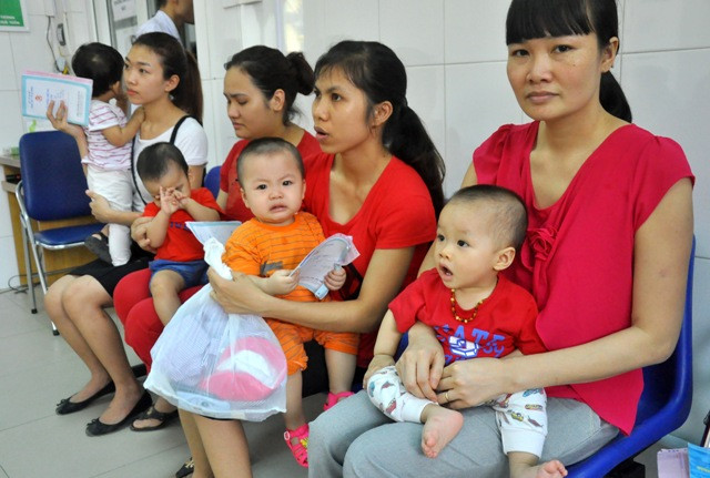 Chị Nguyễn Thị Thúy ở Chùa Láng (Đống Đa, Hà Nội) đang đợi tới lượt tiêm vaccine cho biết: "Ở gần khu nhà tôi, thấy nhiều trẻ bị sởi hôm nay tôi xin nghỉ ở cơ quan để đưa cháu đi tiêm phòng”. Chị Nguyễn Thị Thúy ở Chùa Láng (Đống Đa, Hà Nội) đang đợi tới lượt tiêm vaccine cho biết: "Ở gần khu nhà tôi, thấy nhiều trẻ bị sởi hôm nay tôi xin nghỉ ở cơ quan để đưa cháu đi tiêm phòng”.