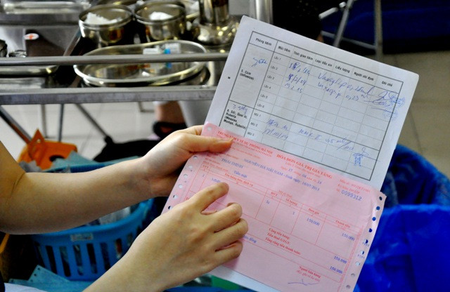 Trước khi tiêm thuốc, các bác sĩ thường chỉ cho các phụ huynh về loại thuốc tiêm chủng để mọi người nắm bắt được. Trước khi tiêm thuốc, các bác sĩ thường chỉ cho các phụ huynh về loại thuốc tiêm chủng để mọi người nắm bắt được.