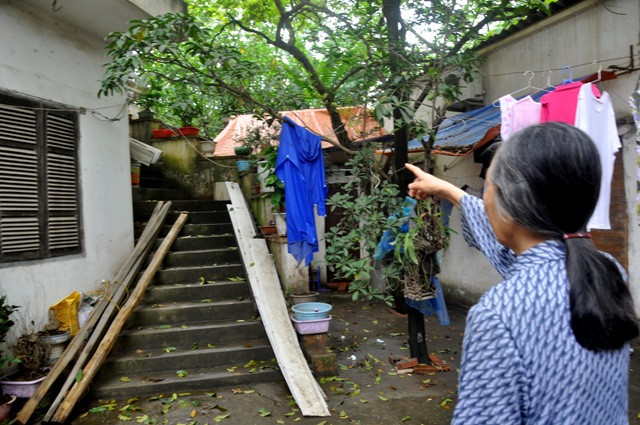 Tuy nhiên, khu đất 300m2 nhà Bà Bùi Thị Toàn sâu so vỉa hè đường Trường Chinh là 25m nhưng vẫn có quyết định giải phóng mặt bằng. Tuy nhiên, khu đất 300m2 nhà Bà Bùi Thị Toàn sâu so vỉa hè đường Trường Chinh là 25m nhưng vẫn có quyết định giải phóng mặt bằng.