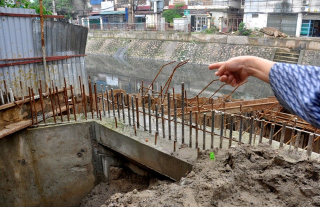 Từ nhà bà Toàn nhìn sang thì chiếc cầu mới đang thi công sẽ bắc chéo qua sông. Từ nhà bà Toàn nhìn sang thì chiếc cầu mới đang thi công sẽ bắc chéo qua sông.
